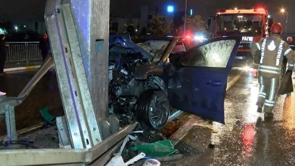 Sultanbeyli'de bariyerleri aşan otomobil yön tabelasına çarparak durabildi-2