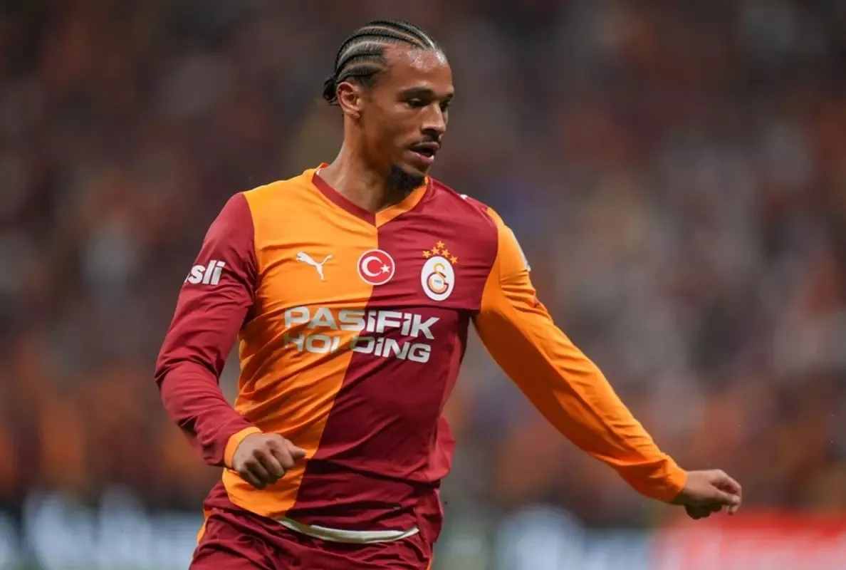 Aslan kapıyı araladı