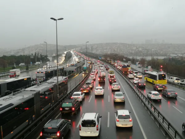 istanbulda-saganak-yagis-sonrasi-trafik-durma-noktasina-geldi-1670918785251.jpg İstanbul'da sağanak yağış sonrası trafik durma noktasına geldi!-2