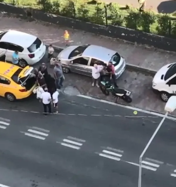 istanbulda-taksici-ile-motosiklet-surucusu-arasinda-tekmeli-yumruklu-yol-verme-kavgasi-1659514876553.jpg