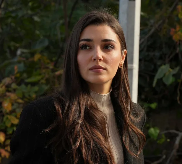 "Hande Erçel burada da oynayamamış" Oyunculuğu ile dalga konusu olan Hande Erçel bu kez bir videodaki hareketleriyle dillere düştü-6