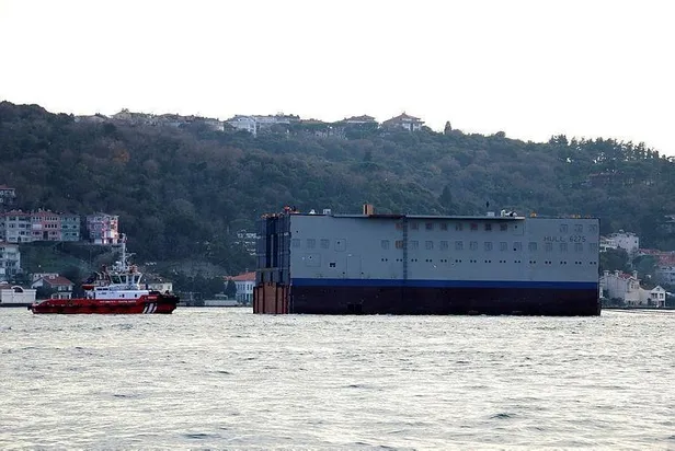 Boğaz'da ilginç görüntü... 'Büyülü Prenses' böyle geçti-1