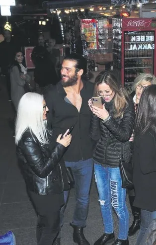 Bebek'te Can Yaman izdihamı! Mekanın önünde saatlerce beklediler...