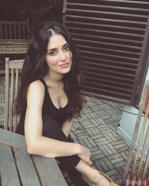 Bir Zamanlar Çukurova’nın Müjgan’ıydı! Melike İpek Yalova dekoltesiyle yakın çekim paylaştı ortalığı yıkıp geçti! Güzelliğiyle büyüledi - 8