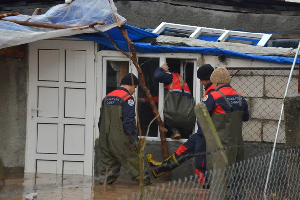 Adana'da sağanak yağış hayatı kabusa çevirdi! Araçlar yolda kaldı, evleri su bastı-3