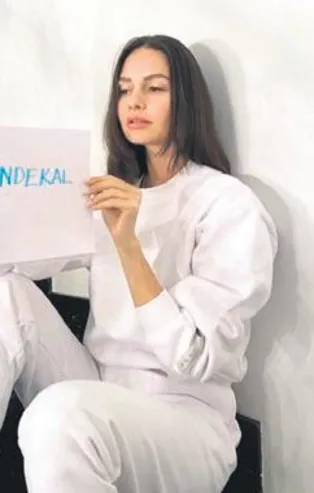 Sosyetik güzel Yasemin Özilhan'dan "Evde kal" çağrısı