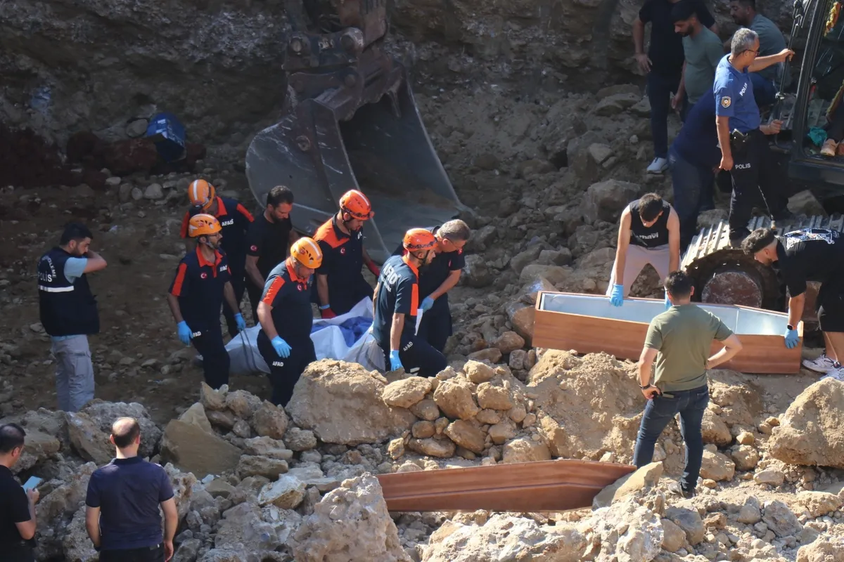 1783789163064.jpeg Denizli'de inşaat kazısında göçük altında kalan kepçe operatörü can verdi-3