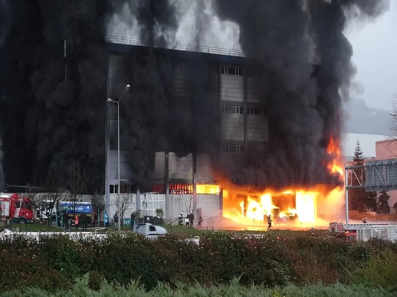 son-dakika-trabzonda-findik-fabrikasinda-yangin-1774453338995.jpeg Son dakika: Trabzon'da fındık fabrikasında yangın-2