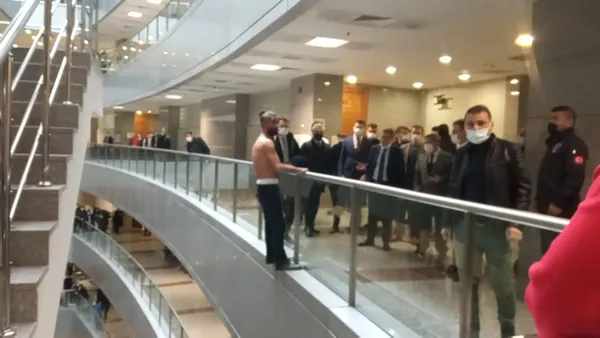 son-dakika-istanbul-adalet-sarayinda-intihar-girisimi-ikna-edilmeye-calisiliyor-1615453660549.jpg SON DAKİKA: İstanbul Adalet Sarayı'nda hareketli anlar! İntihar etmek isteyen kişi ikna edildi-2