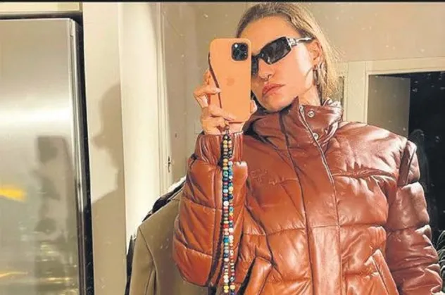 Serenay Sarıkaya kısa taytının üzerine giydiği 16 bin TL'lik montuyla poz verdi
