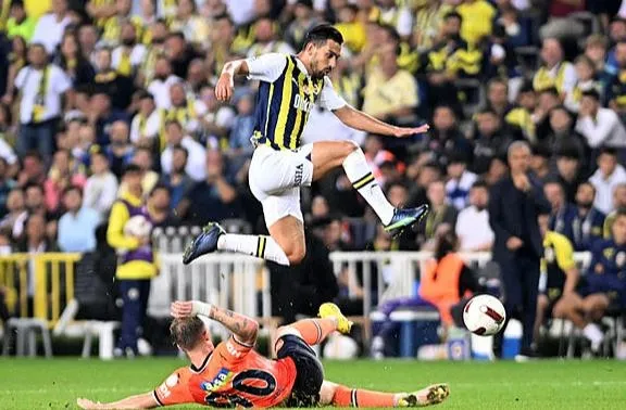 ismail-kartal-yonetimindeki-fenerbahce-futboluyla-keyif-veriyor-kanarya-6-haftadir-zirveyi-birakmiyor-1696024652849.jpeg İsmail Kartal yönetimindeki Fenerbahçe futboluyla keyif veriyor! Kanarya 6 haftadır zirveyi bırakmıyor-3