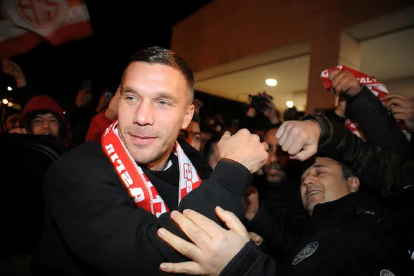 son-dakika-lukas-podolski-resmen-antalyasporda-1579790605952.jpg