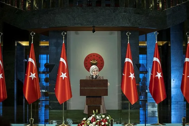 baskan-erdogan-ve-esi-emine-erdogandan-saglik-ve-sosyal-hizmet-calisani-kadinlarla-aksam-yemegi-1615233661212.jpeg Başkan Erdoğan ve eşi Emine Erdoğan'dan sağlık ve sosyal hizmet çalışanı kadınlarla akşam yemeği!-3