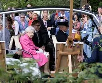 Uzun zamandır dışarı çıkmıyordu! İngiltere Kraliçesi II. Elizabeth çiçek fuarına gitti!