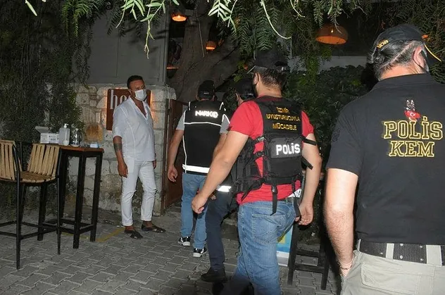 Son dakika: Çeşme'de eş zamanlı narkotik denetimi