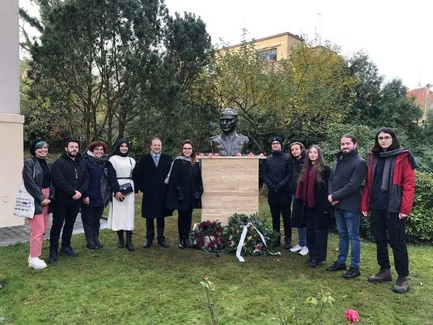 pragda-ataturk-heykeline-engel-yine-lobiler-mi-prag-buyukelcisi-egemen-bagistan-flas-aciklama-1692107604816.jpeg