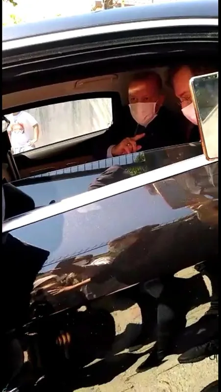 baskan-erdogan-cocuklar-tayyip-dede-diye-seslenince-konvoyu-durdurdu-oyuncak-hediye-etti-1623496101519.jpg Başkan Erdoğan çocuklar 'Tayyip Dede' diye seslenince konvoyu durdurdu oyuncak hediye etti-3