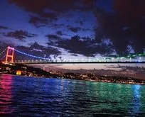 Köprüler Azerbaycan bayrağının renklerine büründü