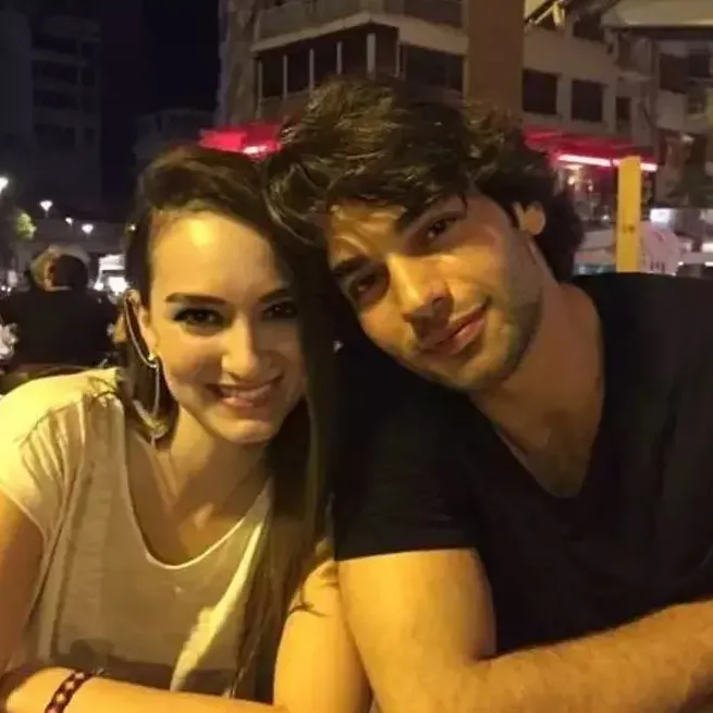 Eşref Rüya’nın Nisan’ı Demet Özdemir’i ablası gölgede bıraktı! “Güzellik genetik” dedirten Derya’ya bakın... - 11