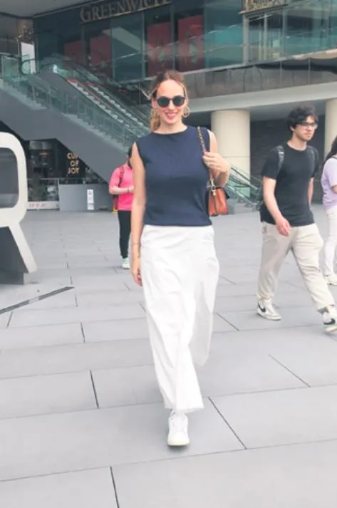 oglu-efehan-ve-kizi-alina-ile-objektiflere-poz-veren-almeda-abaziden-itiraf-simarik-degiller-1686339113720.jpeg Almeda Abazi ile Tolgahan Sayışman'ın kızı Alina iki yaşına bastı! | İki çocuğa bakmanın zorluklarını anlatan Abazi: 'Şımarık..."-5