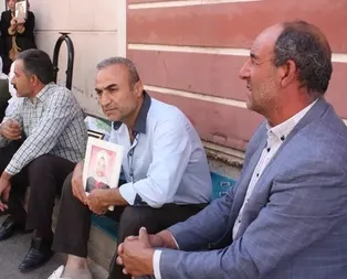 Diyarbakırdaki evlat nöbeti 17. gününde: Duvar dibine çöktü, hüngür hüngür ağladı