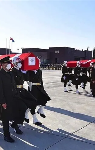 Gara şehitlerine son görev! Şehit yakınından Akşener tepkisi: Hem PKK'ya yardım ediyorlar hem de çelenk gönderiyorlar