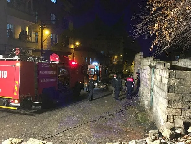 gaziantepte-savcili-mahallesinde-metruk-bina-coktu-1610901048300.jpeg Gaziantep'te Savcılı Mahallesi'nde metruk bina çöktü!-4