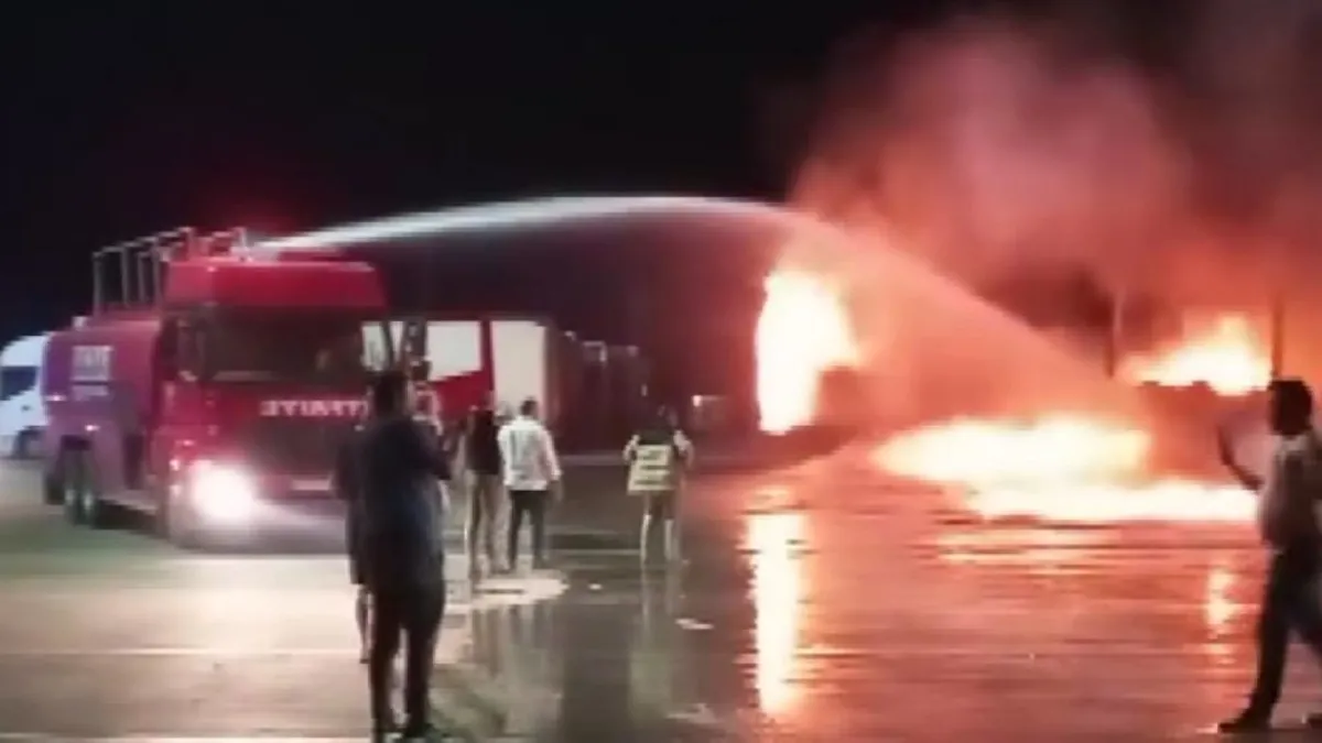 Kapıkule'de korkutan anlar! Tırın dorsesi alev alev yandı