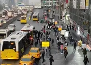 İstanbulda ulaşım çilesi bitmiyor! Haftanın son iş gününde duraklarda ve trafikte yoğunluk