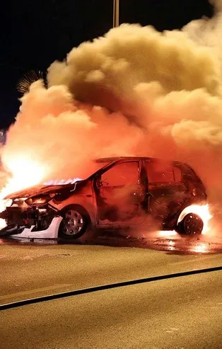 Gezmek için kiraladıkları otomobil alev aldı