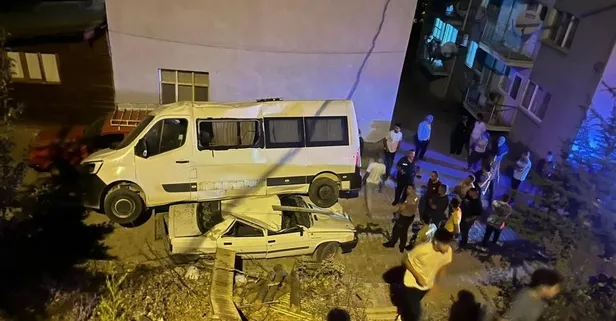 Adana’da akılalmaz kaza | Freni boşalan minibüs otomobilin üzerine düştü