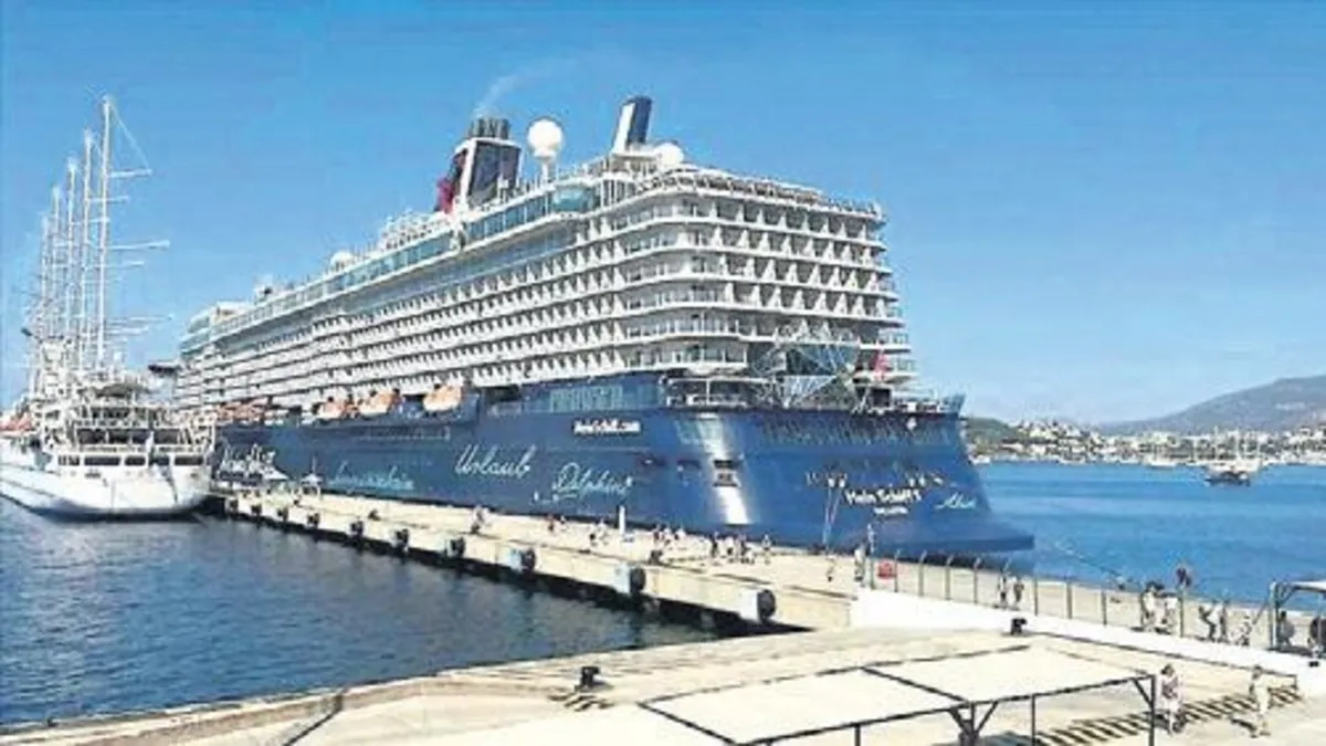 Bodrum'a iki gemi dolusu turist