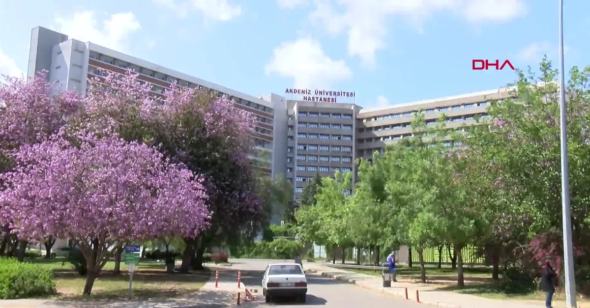 Antalya'da gencin yüzüne saplanan demir çubuk güçlükle çıkarıldı
