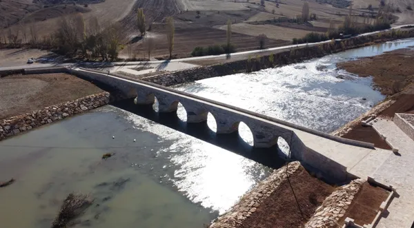 anadolu-selcuklu-devleti-zamanindan-kalma-bogaz-koprusu-iki-ayak-kisminda-da-yolcularin-dinlenmeleri-ve-siginmalari-icin-3-oda-var-1636705081041.jpg Anadolu Selçuklu Devleti zamanından kalma Boğaz Köprüsü! İki ayak kısmında da yolcuların dinlenmeleri ve sığınmaları için 3 oda var-3