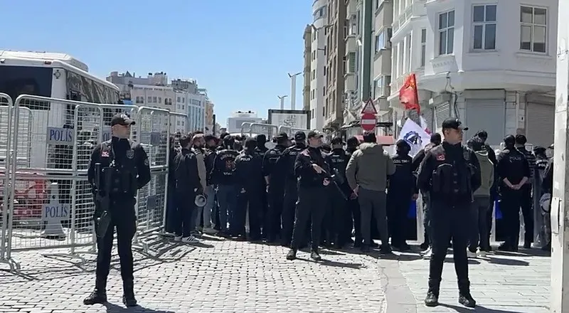 taksimde-izinsiz-gosteriye-46-gozalti-polislerin-uzerine-yuruyup-taskinlik-cikardilar-1777295732754.jpeg Taksim'de izinsiz gösteriye 46 gözaltı: Polislerin üzerine yürüyüp taşkınlık çıkardılar-3