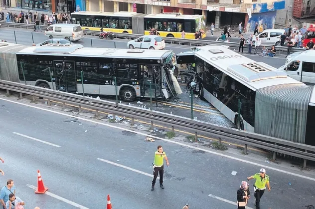 Avcılar'daki metrobüs kazası, trafiği felç etti! İstanbullu evine gidemedi! İBB başkanı İmamoğlu'na tepki gecikmedi