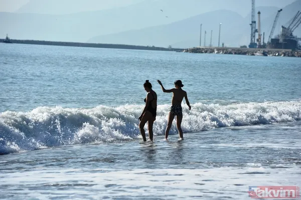 Antalya'da yılın ilk gününde deniz keyfi! 'Deniz suyu sıcak' - 5