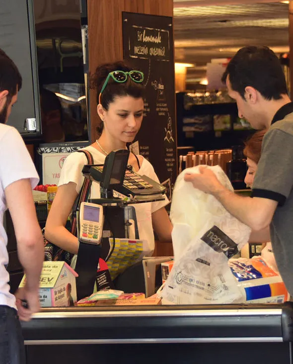 Beren Saat'in mutfak alışverişinde dikkat çeken detay!-7