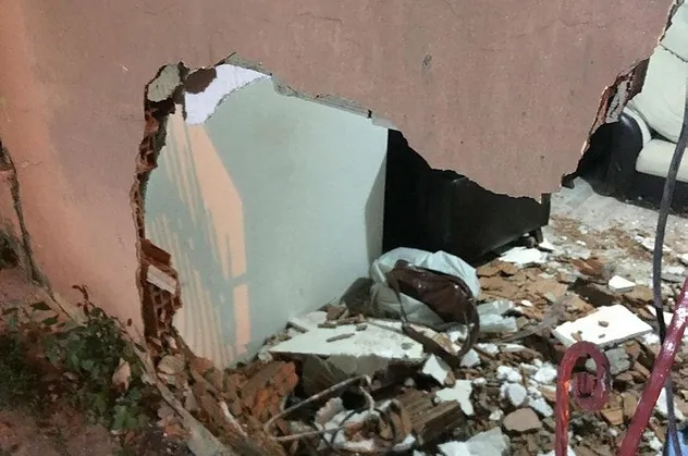 Şişli'de otomobil evin salonuna daldı!