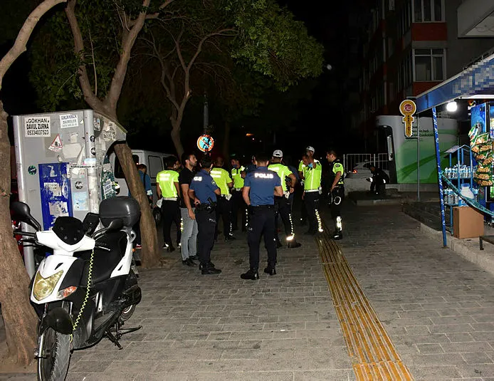 Kimlik soran polise bıçak çekti! Vuruldu