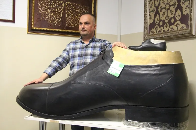 turkiyede-rekor-kirildi-tam-222-numara-ayakkabi-uretildi-1777464087542.jpg Türkiye’de rekor kırıldı: Tam 222 numara ayakkabı üretildi-5