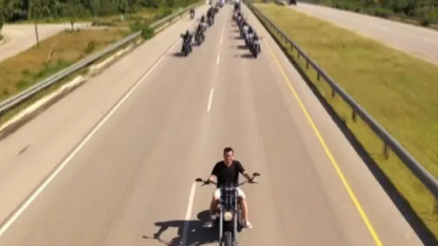 Acun Ilıcalı'nın bindiği motorun markası nedir, fiyatı ne kadardır? Acun Ilıcalı Survivor 2021 adasına bu kez bakın nasıl geldi-5