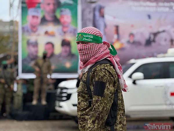 Kassam Tugayları’ndan takas alanında dünyaya mesaj: Ayakkabılarınızı çıkarın - 1