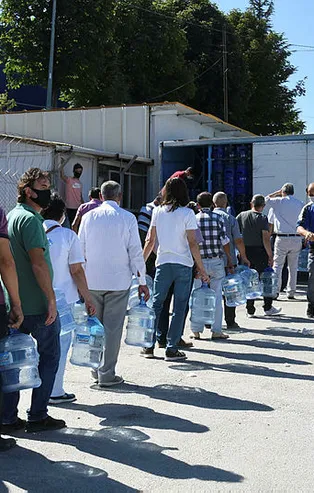CHP'nin çağdaş belediyecilik anlayışında bugün! Damacanasını kapan su kuyruğuna girdi