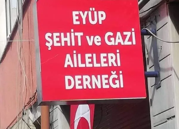 Eyüpsultan'da büyük saygısızlık! Şehit ve Gazi Aileleri Derneği'nin tabelası çalındı-5