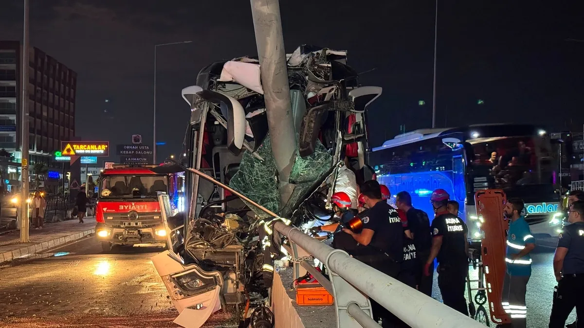 Adana'da yolcu otobüsü alt geçit duvarına çarptı: 11 yaralı