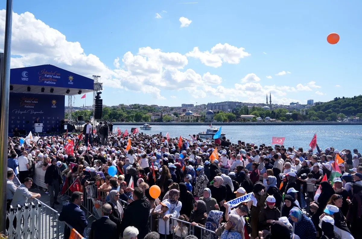 Başkan Erdoğan'a İstanbul'un fethinin 573. yılında özel miğfer hediyesi! Üstünde Fetih Suresi, dört halifenin isimleri yer alıyor-1