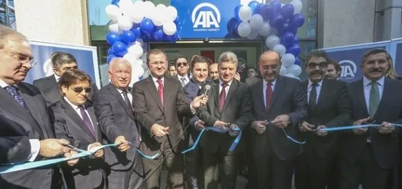 Anadolu Ajansının Makedonca ve Arnavutça yayın merkezi, Makedonya'nın başkenti Üsküp'te törenle açıldı. Haberlerini 9 dilde dünya kamuoyuna ulaştıran Anadolu Ajansının yayın dillerine Makedonca da eklendi