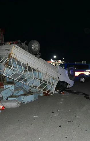 Arı kovanı yüklü kamyon TIR'la çarpıştı