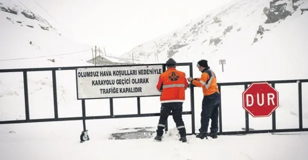 Van-Bahçesaray yolu çığ tehlikesi nedeniyle kilitli kapıyla kapalı!